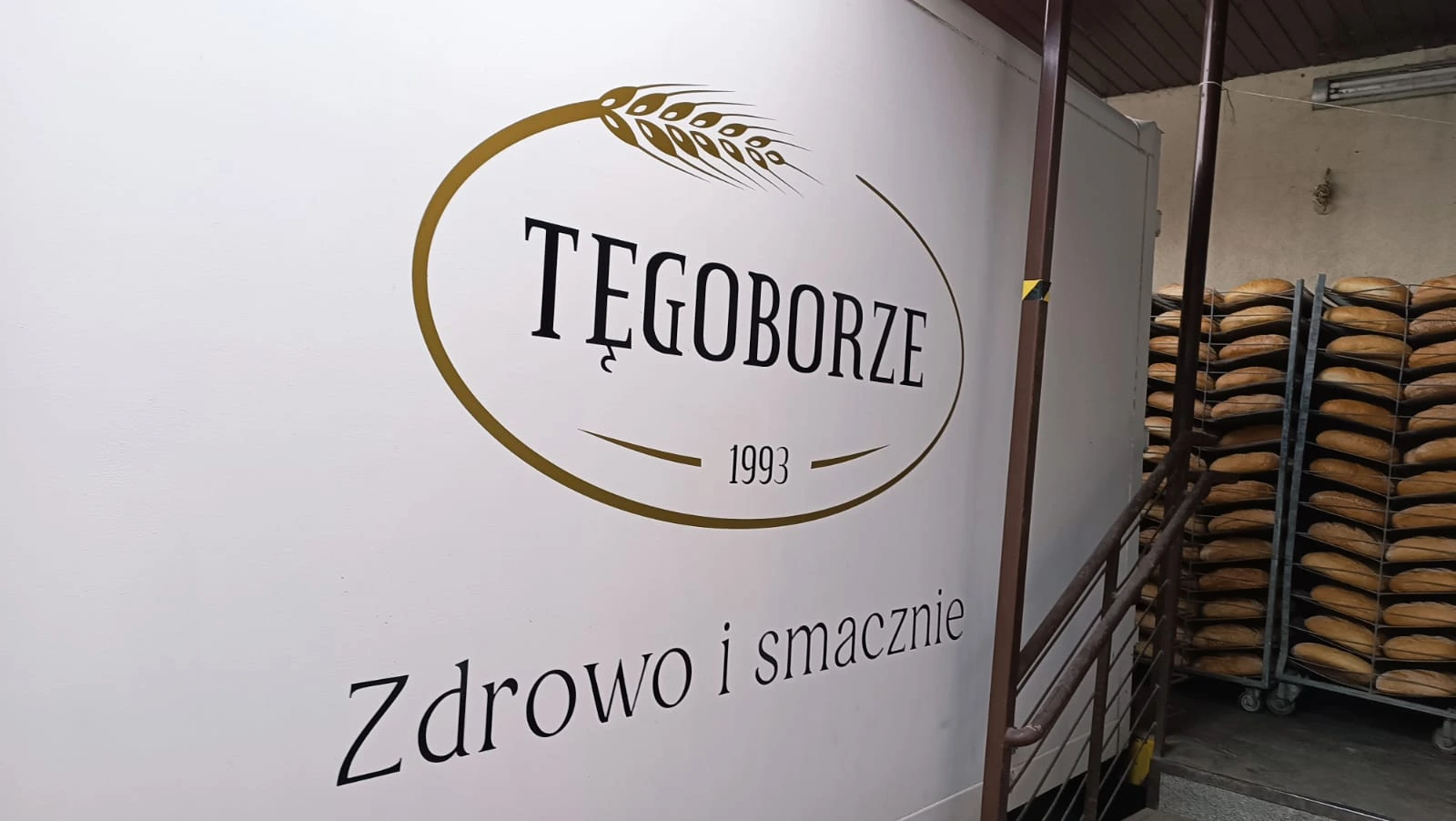 Samochody oklejone folią reklamową z logo firmowym, wykonane przez Grafion Reklamy z Nowego Sącza – branding pojazdów firmowych
