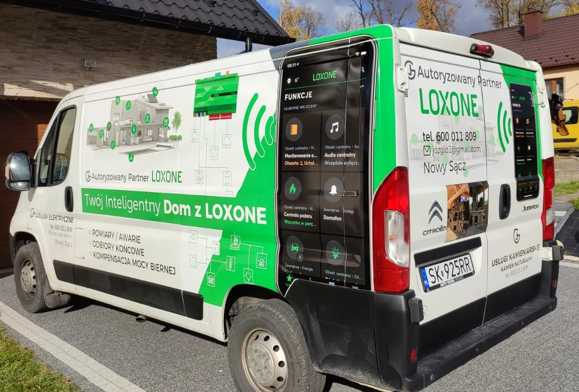 Samochody oklejone folią reklamową z logo firmowym, wykonane przez Grafion Reklamy z Nowego Sącza – branding pojazdów firmowych