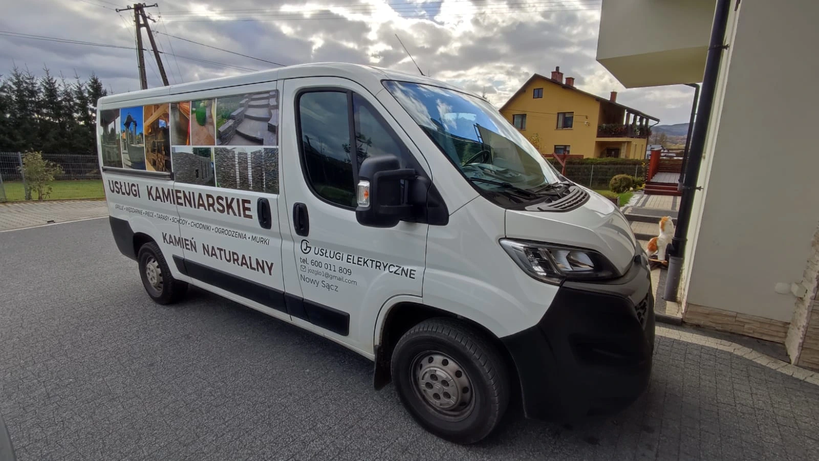 Samochody oklejone folią reklamową z logo firmowym, wykonane przez Grafion Reklamy z Nowego Sącza – branding pojazdów firmowych