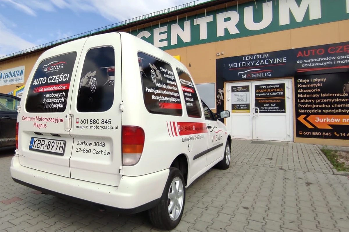 Samochody oklejone folią reklamową z logo firmowym, wykonane przez Grafion Reklamy z Nowego Sącza – branding pojazdów firmowych