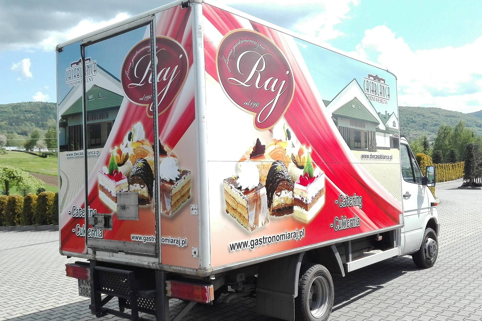 Samochody oklejone folią reklamową z logo firmowym, wykonane przez Grafion Reklamy z Nowego Sącza – branding pojazdów firmowych