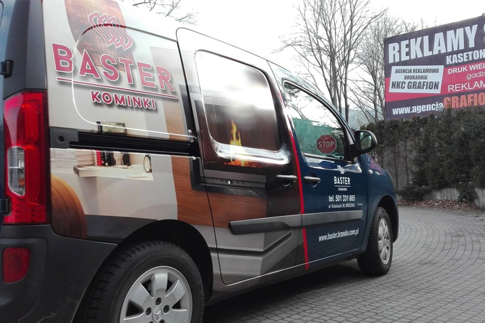 Samochody oklejone folią reklamową z logo firmowym, wykonane przez Grafion Reklamy z Nowego Sącza – branding pojazdów firmowych