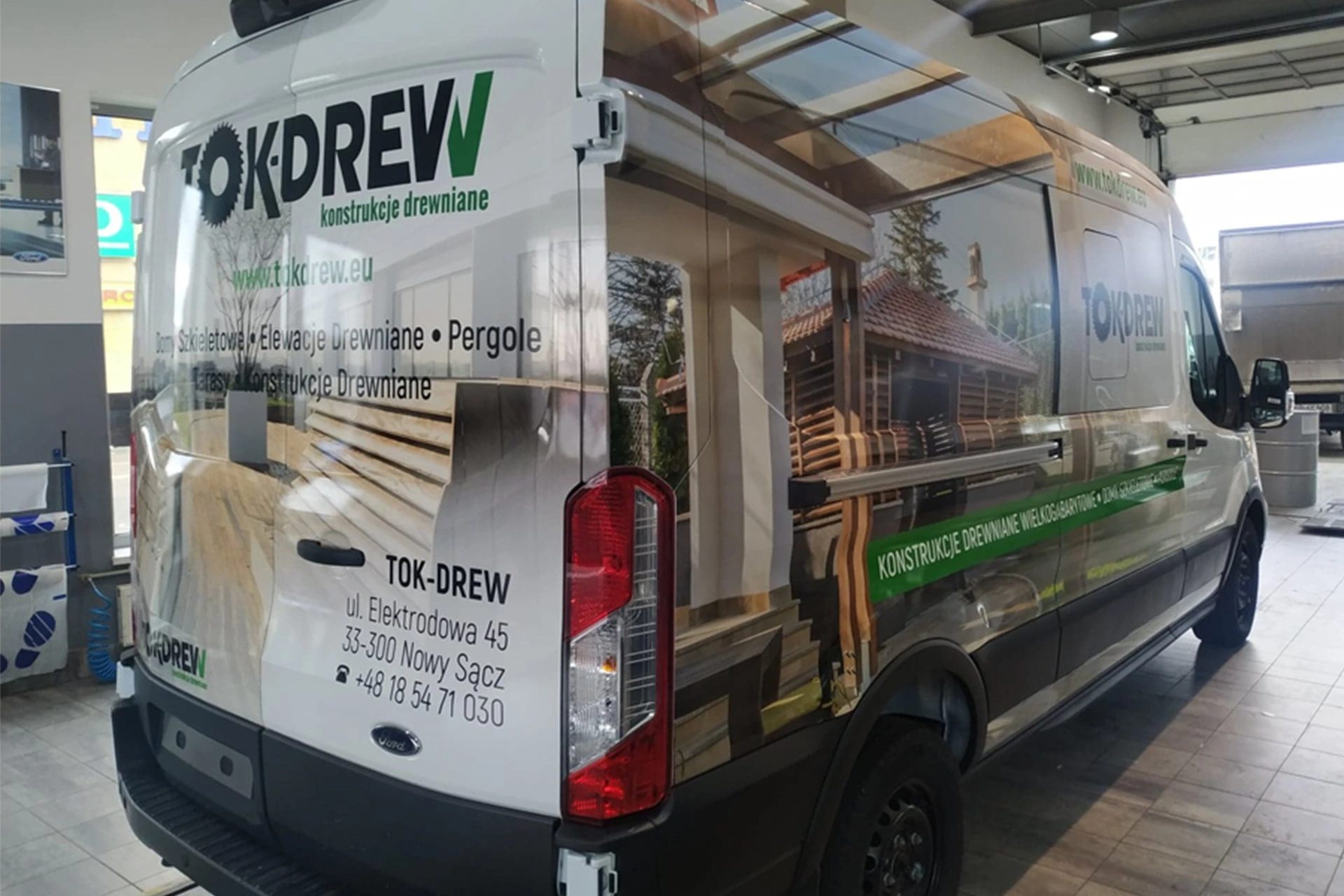 Samochody oklejone folią reklamową z logo firmowym, wykonane przez Grafion Reklamy z Nowego Sącza – branding pojazdów firmowych