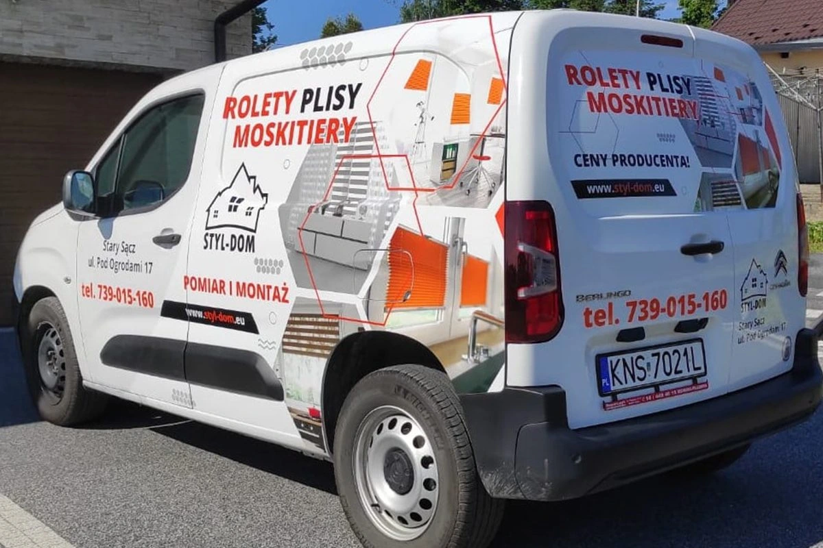Samochody oklejone folią reklamową z logo firmowym, wykonane przez Grafion Reklamy z Nowego Sącza – branding pojazdów firmowych