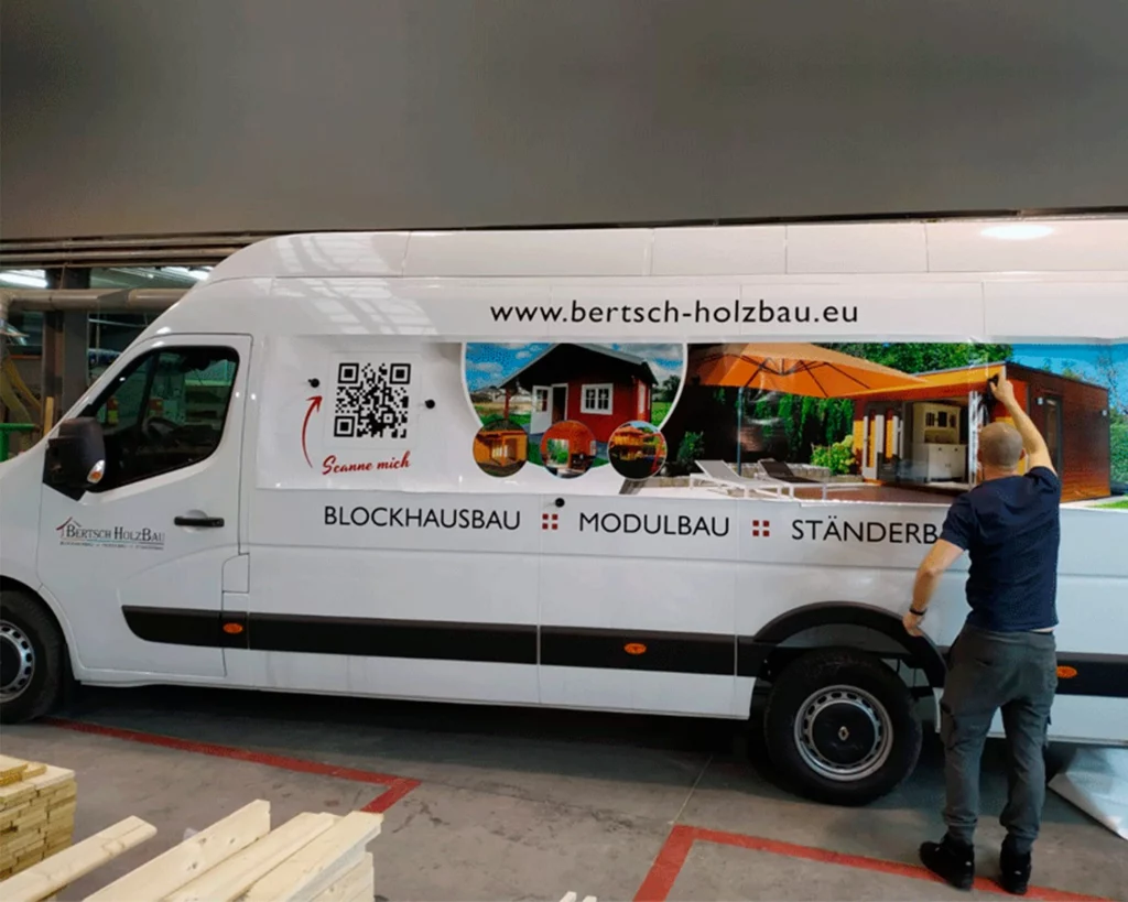 Samochód osobowy z okleiną reklamową wykonany przez Grafion Reklamy