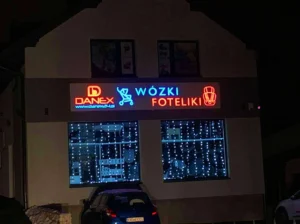 Kasetony świetlne LED – Grafion Reklamy, Nowy Sącz – nowoczesna reklama podświetlana Kaseton świetlny LED z podświetleniem energooszczędnym – realizacja Grafion Reklamy z Nowego Sącza