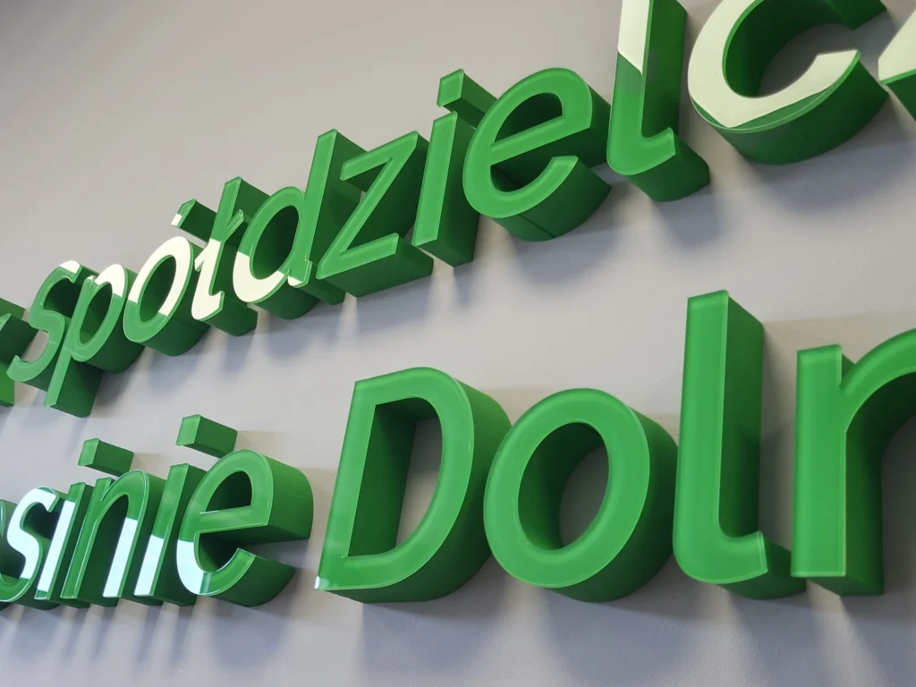 Litery 3D wykonane przez Grafion Reklamy w Nowym Sączu – elegancka i trwała reklama przestrzenna na elewację firmy