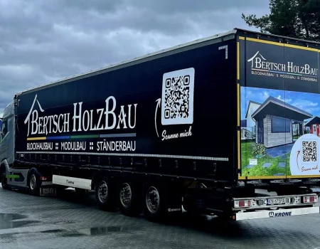 Samochody oklejone folią reklamową z logo firmowym, wykonane przez Grafion Reklamy z Nowego Sącza – branding pojazdów firmowych