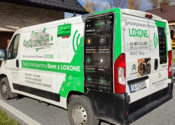 Samochody oklejone folią reklamową z logo firmowym, wykonane przez Grafion Reklamy z Nowego Sącza – branding pojazdów firmowych