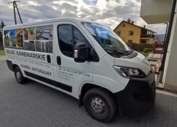 Samochody oklejone folią reklamową z logo firmowym, wykonane przez Grafion Reklamy z Nowego Sącza – branding pojazdów firmowych