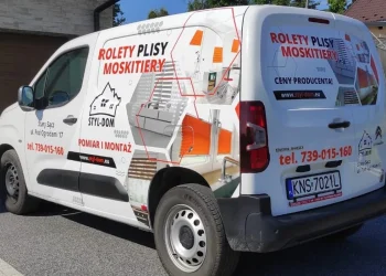 Samochody oklejone folią reklamową z logo firmowym, wykonane przez Grafion Reklamy z Nowego Sącza – branding pojazdów firmowych